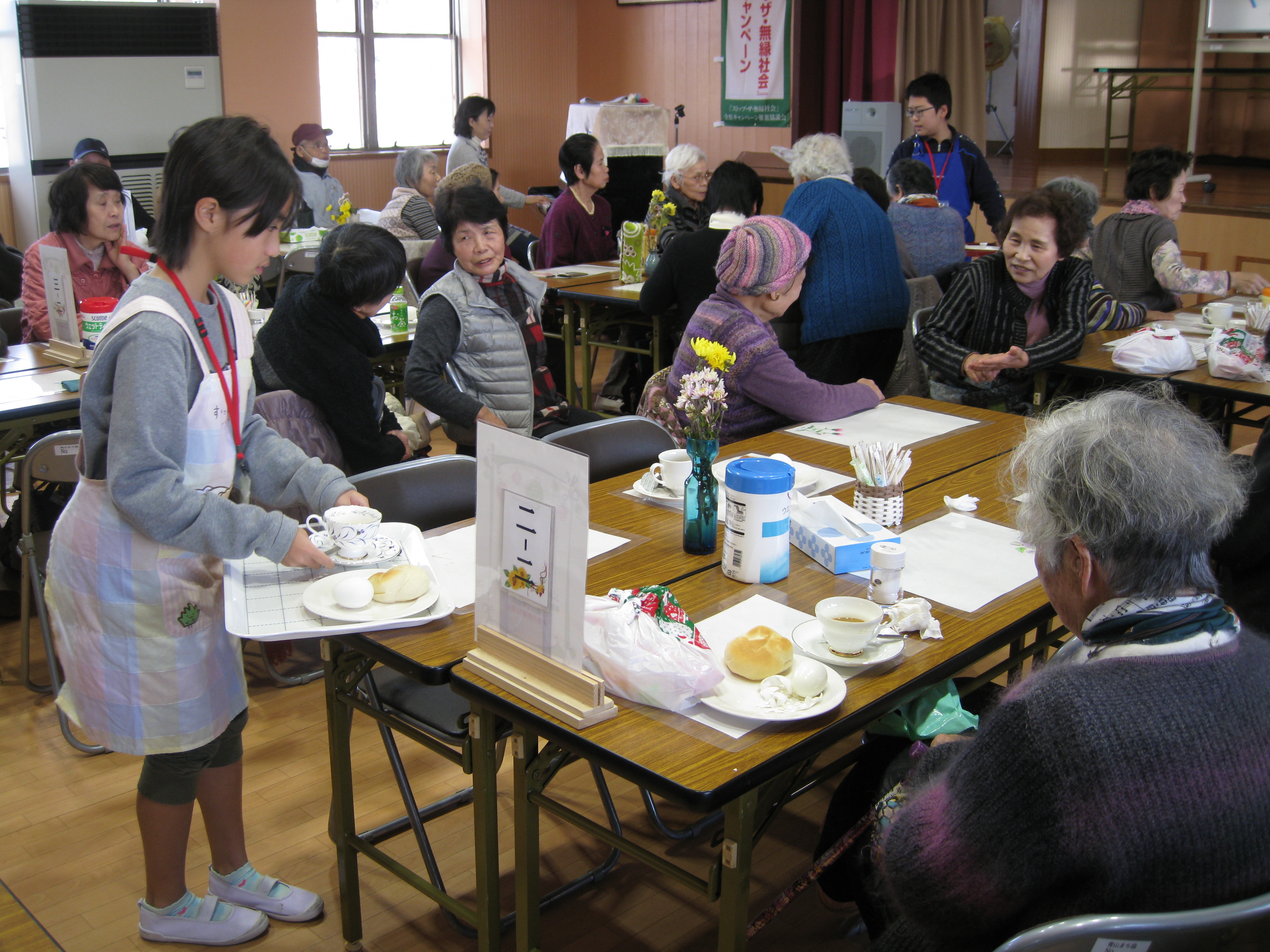 公民館で開催されるふれあい喫茶の様子 