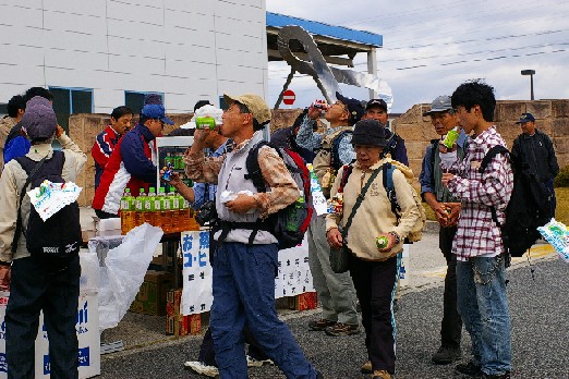 ウォーカーへのお茶の配布